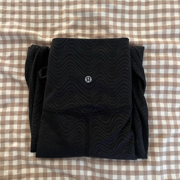 lululemon athletica Pants - Lululemon Black with Wavy Design Leggings- Size 20